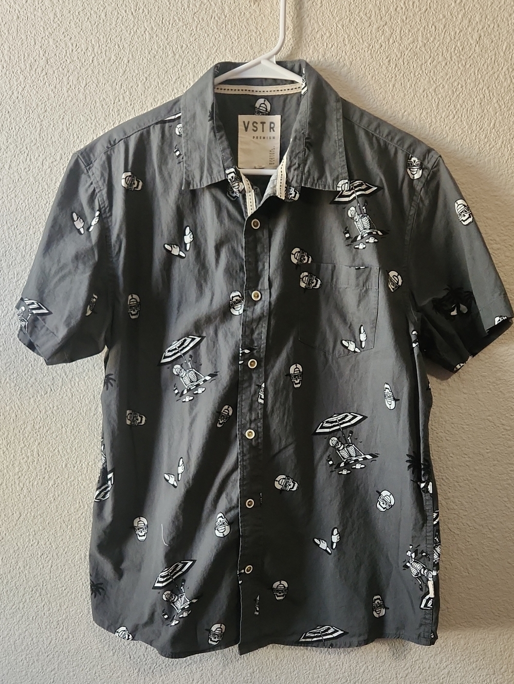 VSTR Men’s Charcoal Gray Short-Sleeve Printed Button-Down Shirt